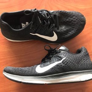 9.5 men Nike zoom. Only wore a few times.